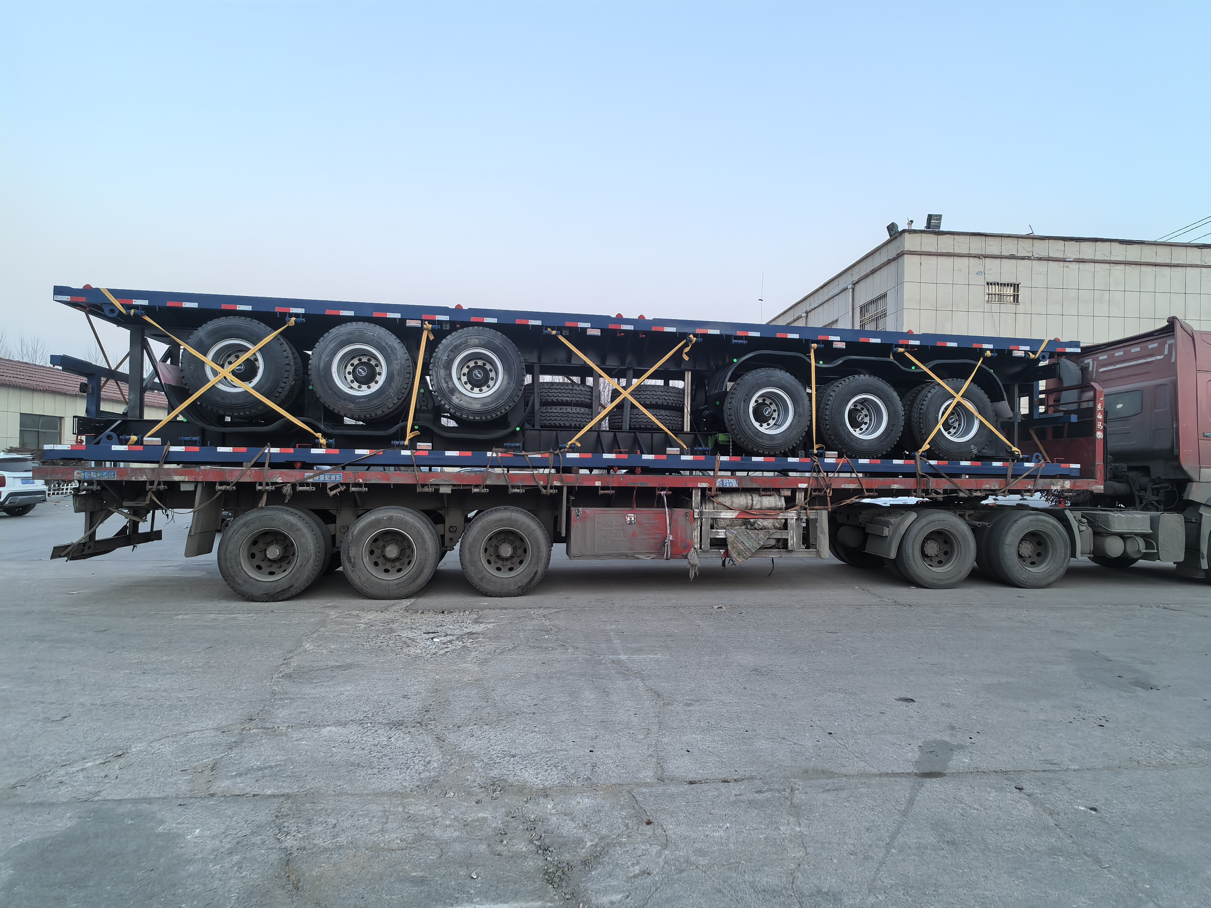 Dve jednotky 3 nápravy Flatbed Polomploš