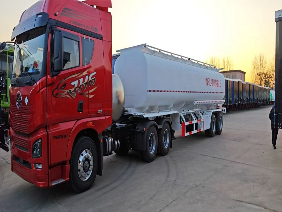 Poly-trailer s ropnou nádržou s dĺžkou 40 000 litrov bude odoslaný do Guiney.