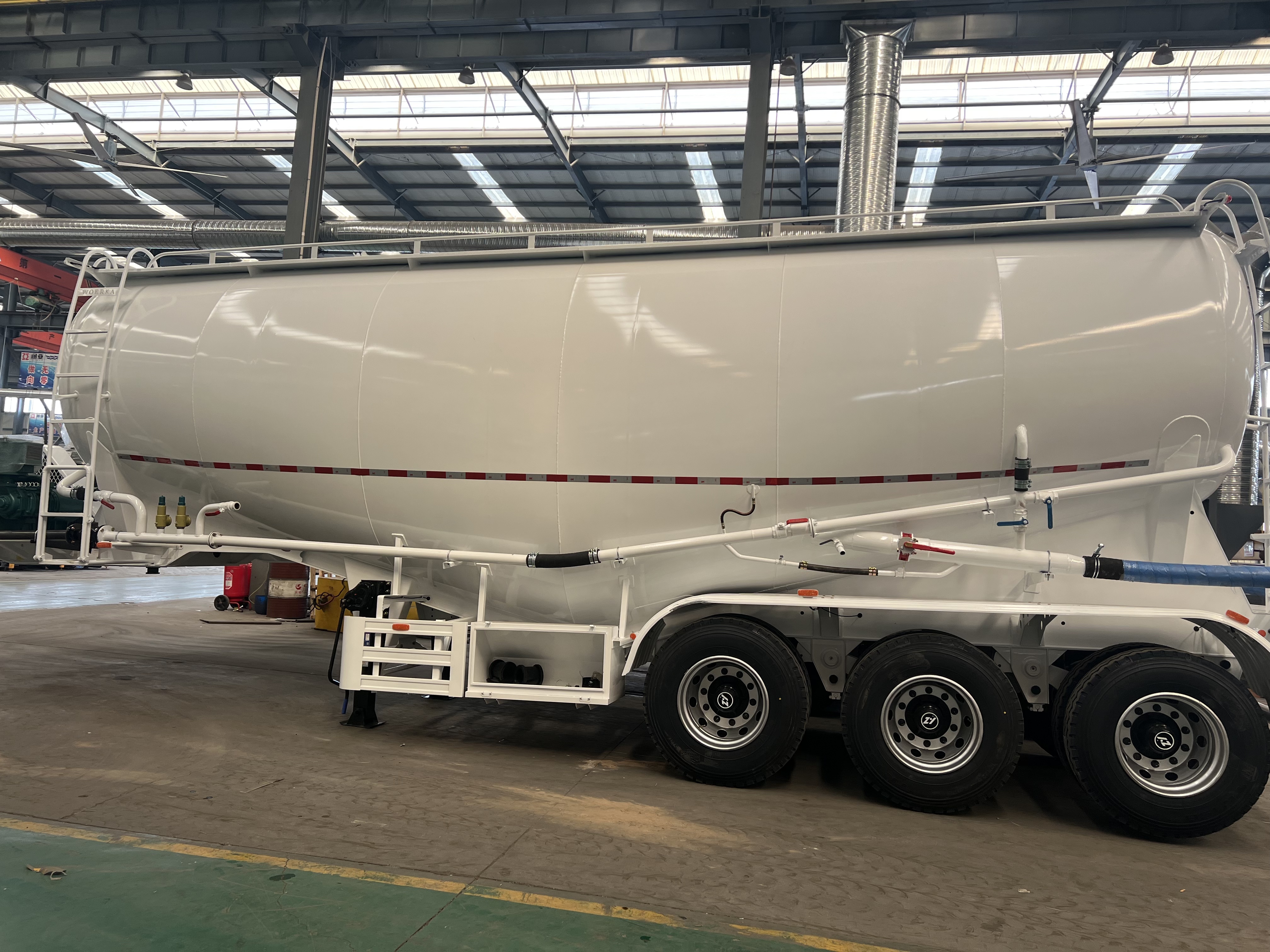 Derun Cement Tanker Trucks odoslané do Zambie a zvyšujú miestnu dopravnú infraštruktúru