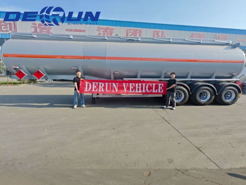 Derun Troj-nápravný ropný tank polopriepustný príves úspešne prepravený do Argentíny