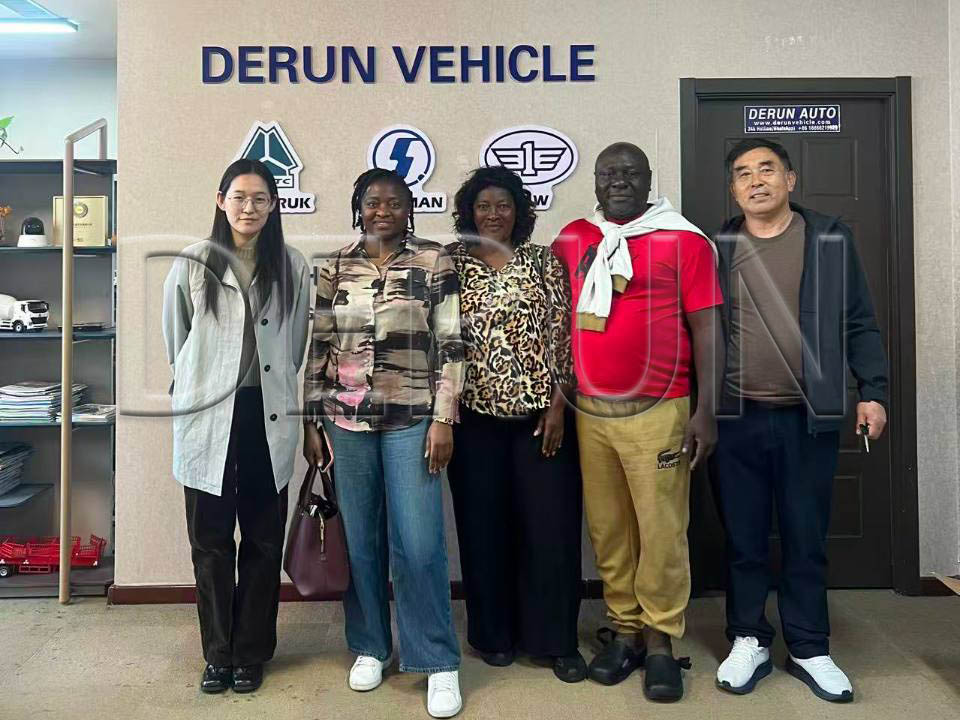 Klienti z Gabonu navštívili Derun Auto a kúpili si päť nákladných áut